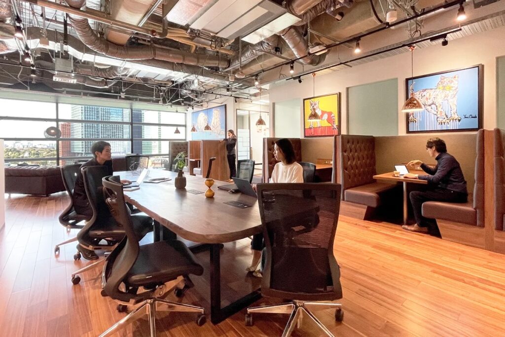 Professionals working in Servecorp's shared office space in central Tokyo.