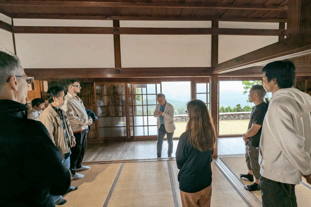 Morioka-sensei explains traditional wakugi joinery techniques to PlanetDAO members.
