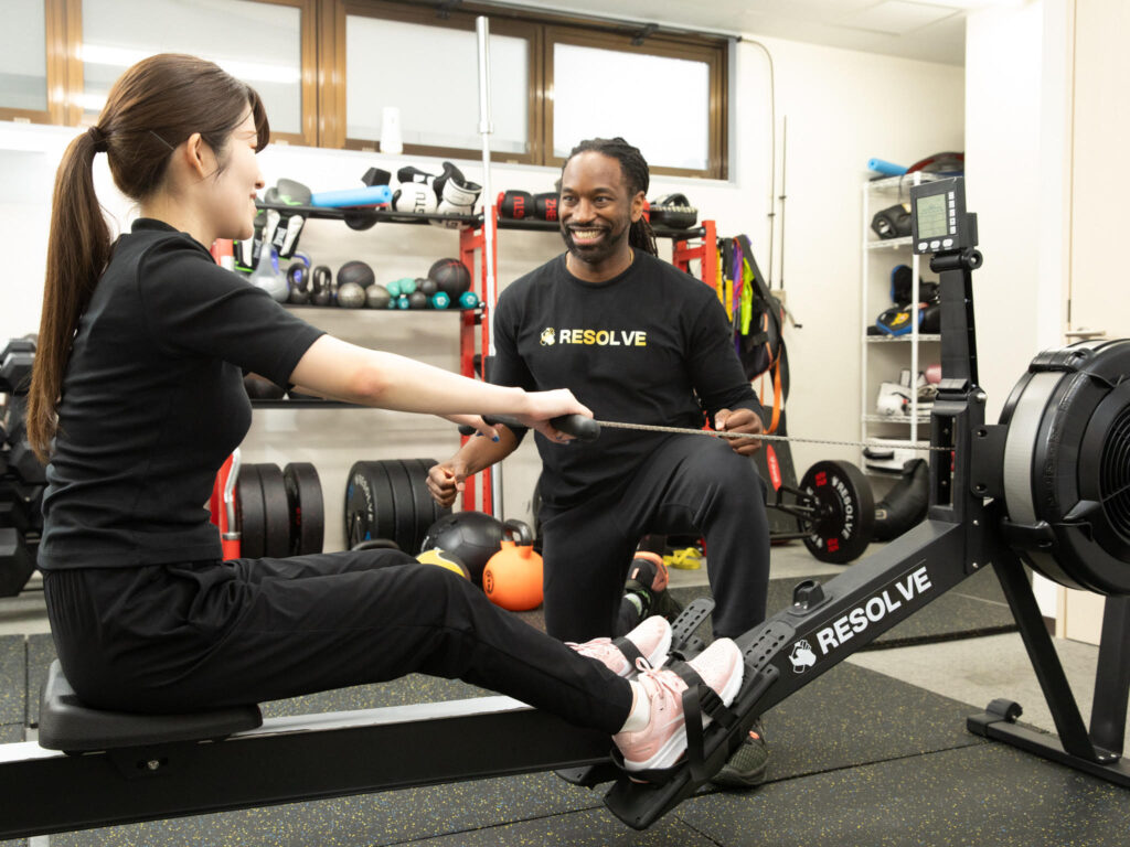 English-Speaking Fitness Coach Maurice Shelton - Resolve