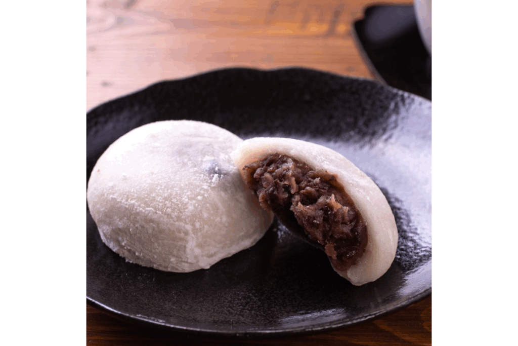 Daifuku is made by powdering dried mochigome, mixing it with sugar, and then stretching it to wrap the sweet bean paste.
