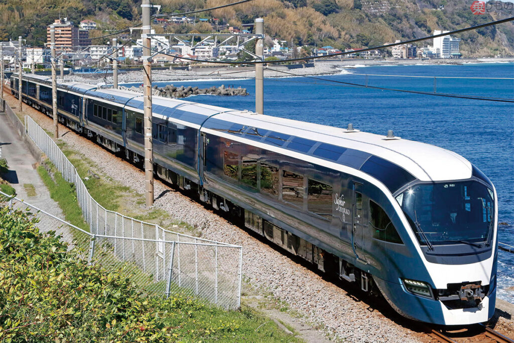 A local train on the Tōkaidō Line from Yugawara has transformed from just a regular commute to a productive work space