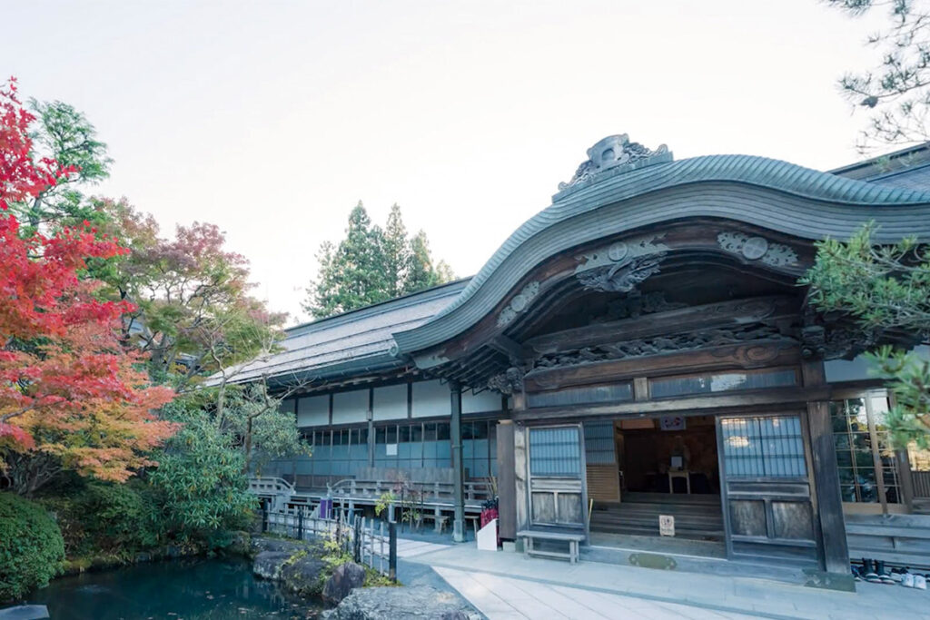 The wooden façade of Ekoin Temple blends timeless Buddhist architecture with the serene beauty of Koyasan’s natural landscape