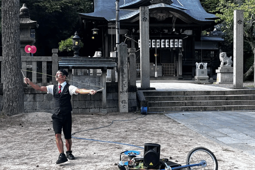 Downtown Toyooka turns into a stage with street performers alike, you might even see jugglers within the shrines or even mimes 