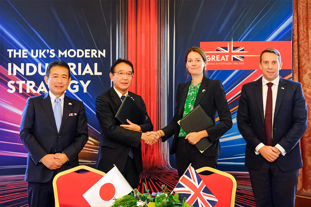 Leaders from Sumitomo Corporation and the UK Department for Business and Trade meet to sign an agreement on offshore wind and hydrogen projects