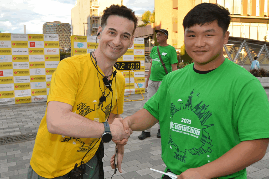 Joe Pournovin of Tokyo Yamathon and a volunteer at the event.