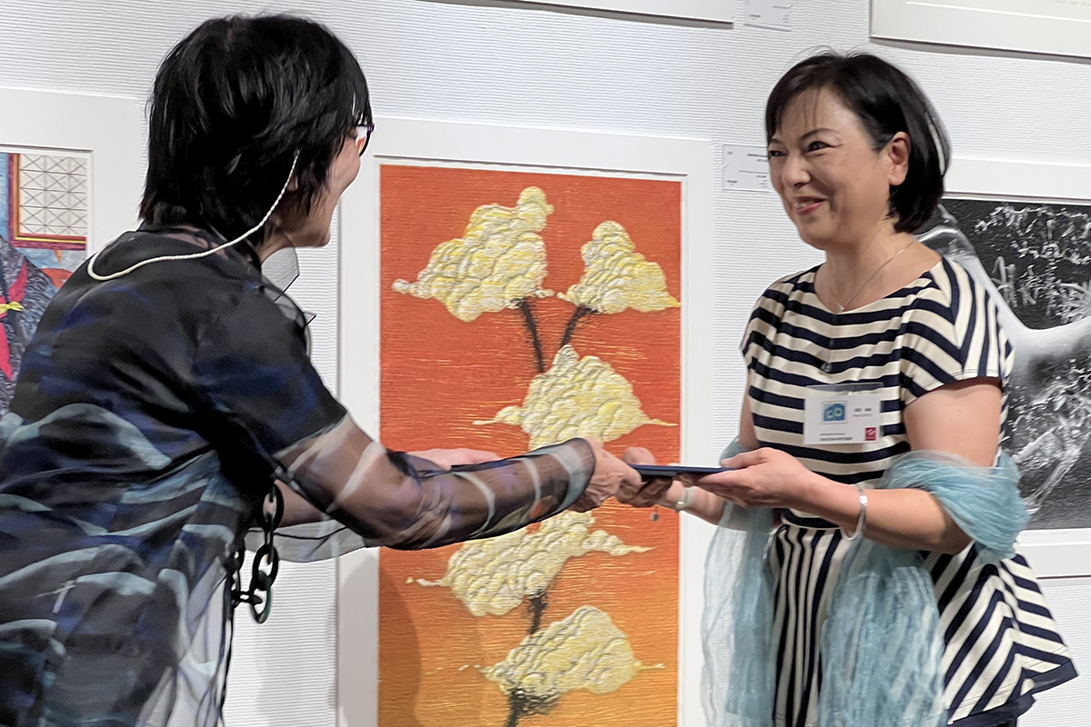 Artist Kaori Saito receiving the Print Show Committee Award.