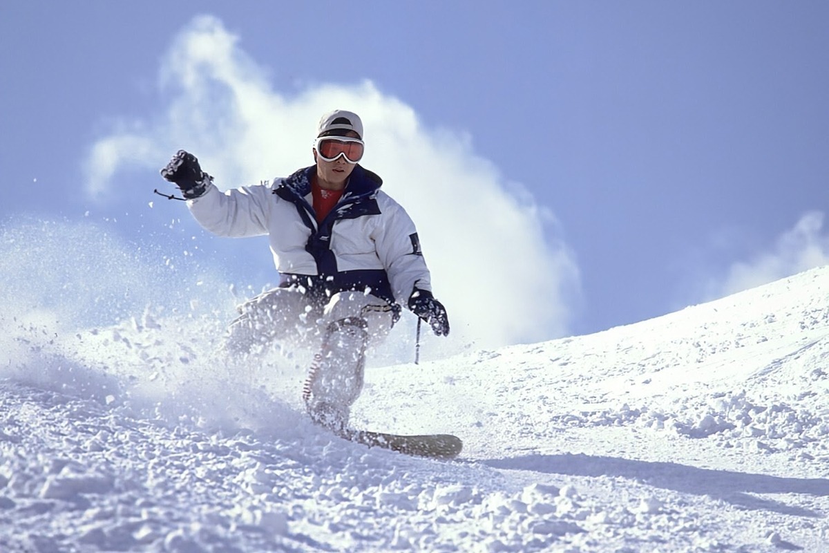 Snowboarder enjoying Kinosaki Onsen powder.
