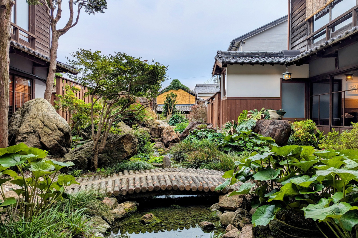 A serene courtyard garden at Kakujoro Ryokan, showcasing traditional Japanese architecture and a peaceful escape in Aichi Prefecture.