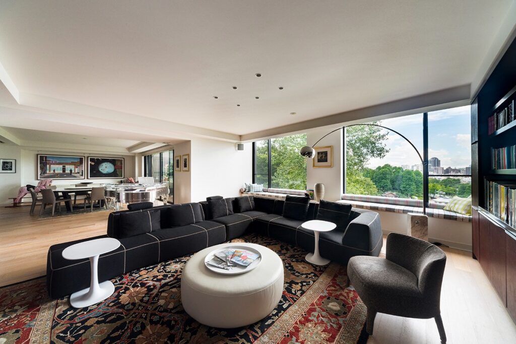 Interior design example of a bright living room with a view of Tokyo