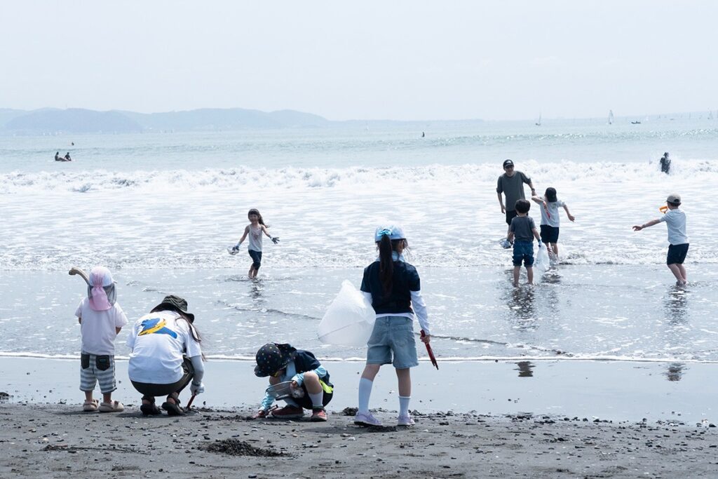 Families participating in CSR initiative to clean up beaches in Japan