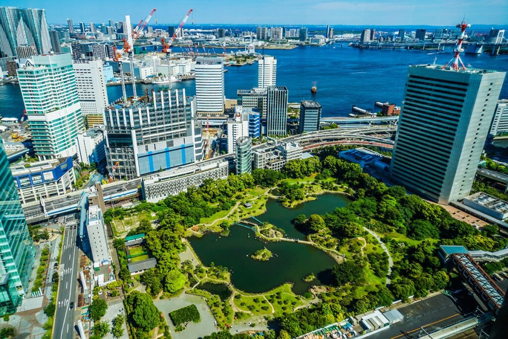 Bird's view of Ku-shiba-rikyu Gardens surrounded by Tokyo buildings