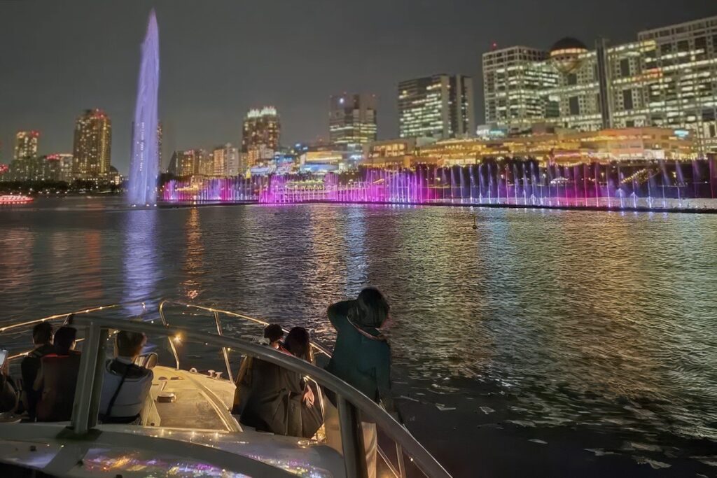 The Tokyo Bay Fountain Cruise features a front-row views of the Tokyo Aqua Symphony.