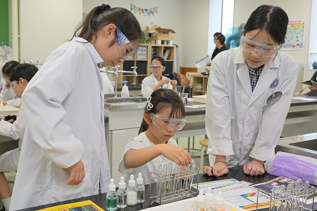 Laurus students in science lab